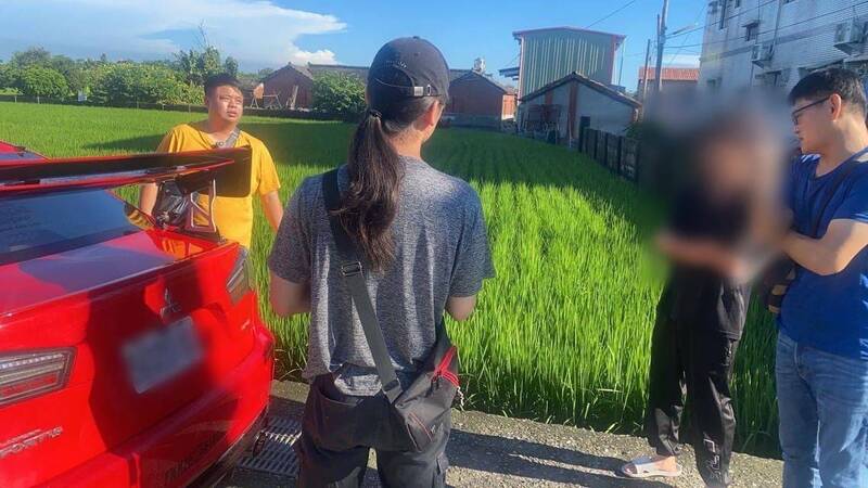 台西警分局接获民众报案,隔天即前往莿桐、西螺查获2名嫌疑人,讯后依违反恐吓罪嫌移送法办。(台西分局提供) 台西警分局接获民众报案,隔天即前往莿桐、西螺查获2名嫌疑人,讯后依违反恐吓罪嫌移送法办。(台西分局提供)