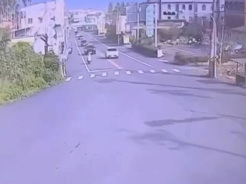 肇事休旅车(图右,白车)违规跨越双黄线超车,却在切回车道时与同向女骑士擦撞,造成女骑士伤重不治。(民众提供) 肇事休旅车(图右,白车)违规跨越双黄线超车,却在切回车道时与同向女骑士擦撞,造成女骑士伤重不治。(民众提供)