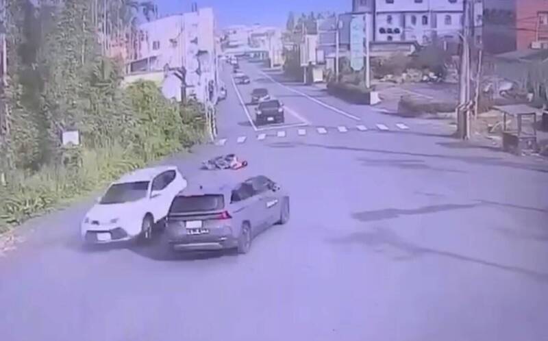 一辆往南投溪头园区行驶的休旅车(左,白车)违规逆向超车,却在切回车道时与同向女骑士擦撞,造成女骑士伤重不治。(民众提供) 一辆往南投溪头园区行驶的休旅车(左,白车)违规逆向超车,却在切回车道时与同向女骑士擦撞,造成女骑士伤重不治。(民众提供)