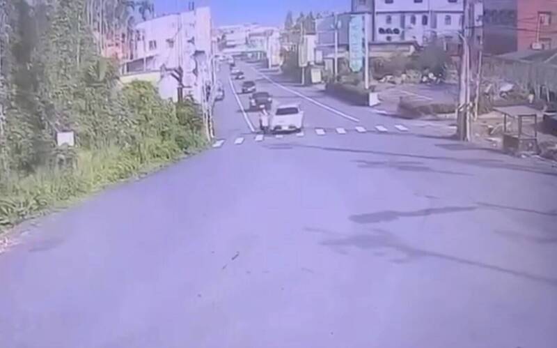 一辆往南投溪头园区行驶的休旅车(图中,白车)违规逆向超车,却在切回车道时与同向女骑士擦撞,造成女骑士伤重不治。(民众提供) 一辆往南投溪头园区行驶的休旅车(图中,白车)违规逆向超车,却在切回车道时与同向女骑士擦撞,造成女骑士伤重不治。(民众提供)