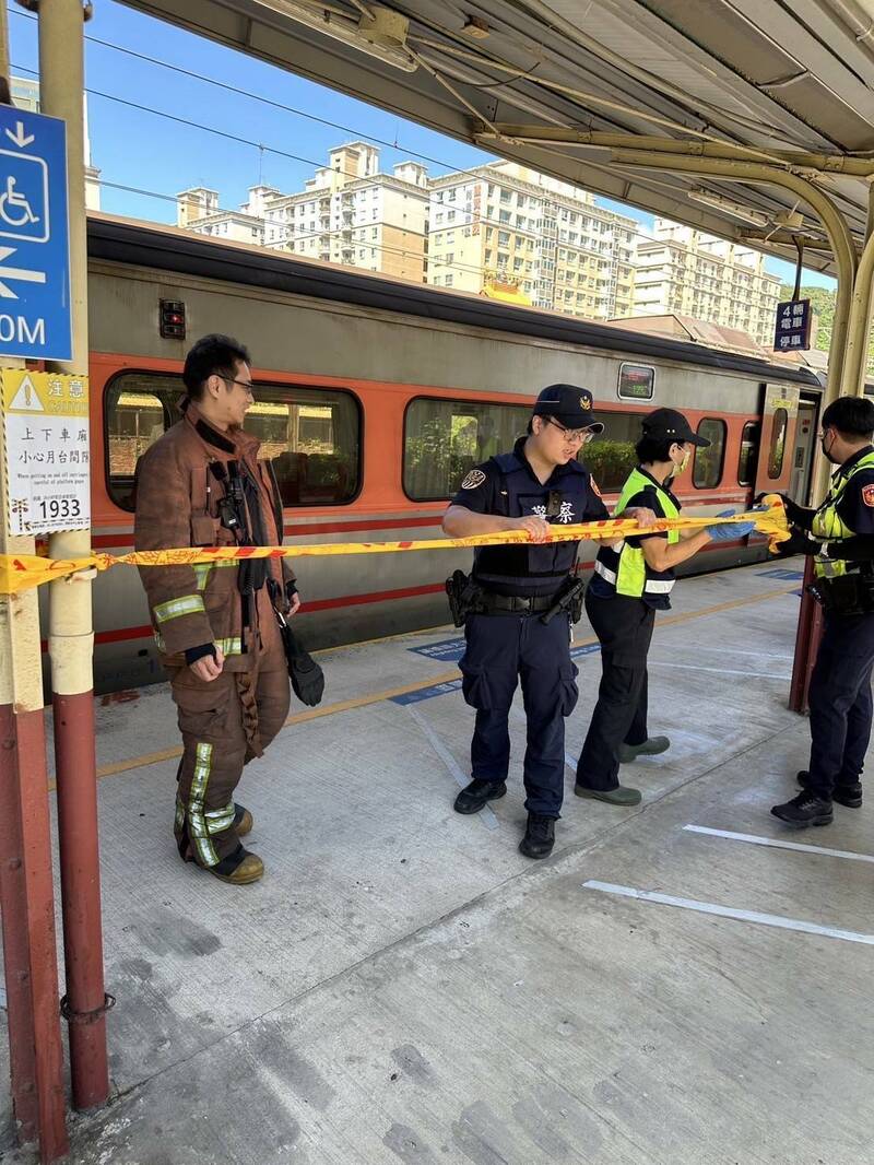 台铁莺歌站今天下午传出一名男子落轨,身首异处、四肢分离,警方封锁现场采证。(记者吴仁捷翻摄) 台铁莺歌站今天下午传出一名男子落轨,身首异处、四肢分离,警方封锁现场采证。(记者吴仁捷翻摄)