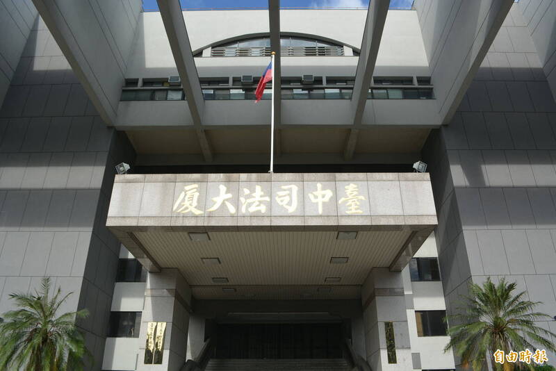 台中陈姓男子驾驶自小货车开门时未注意后方来车,造成苏姓女骑士撞上惨死,陈男认错并赔偿家属550万,法院判6月徒刑,缓刑2年。(记者陈建志摄) 台中陈姓男子驾驶自小货车开门时未注意后方来车,造成苏姓女骑士撞上惨死,陈男认错并赔偿家属550万,法院判6月徒刑,缓刑2年。(记者陈建志摄)