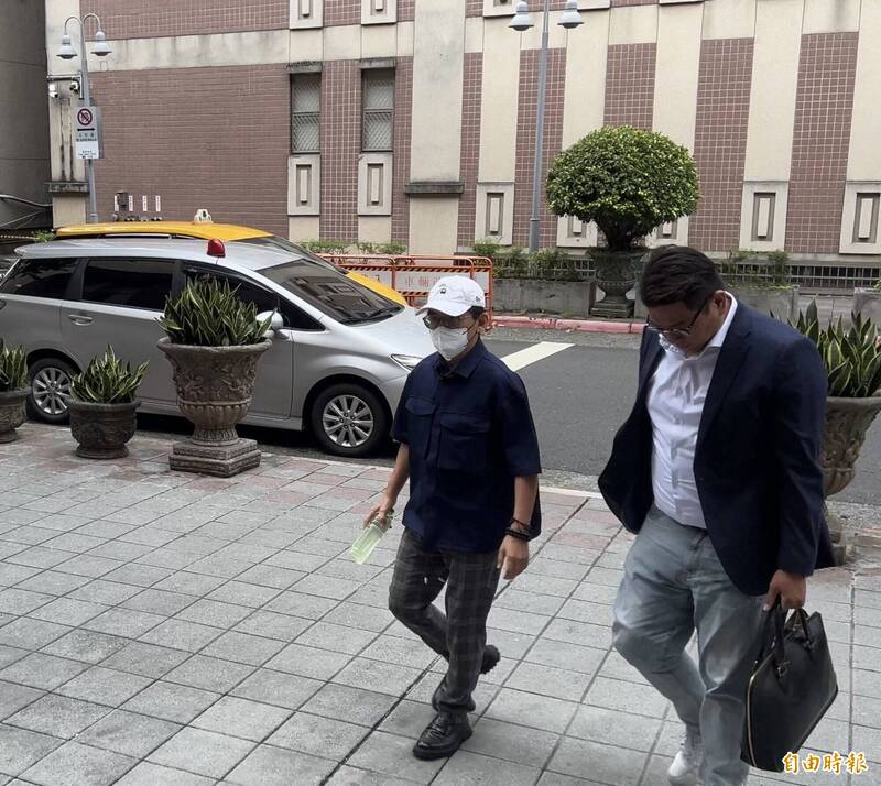 黄子佼(左)由律师萧棋云(右)陪同至台北地院开庭。(记者张文川摄) 黄子佼(左)由律师萧棋云(右)陪同至台北地院开庭。(记者张文川摄)