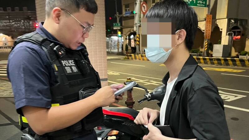 台南20岁男子为见网恋女友险遭诈骗,幸超商店员报警,警方即时阻诈,避免损失1万元。(民众提供) 台南20岁男子为见网恋女友险遭诈骗,幸超商店员报警,警方即时阻诈,避免损失1万元。(民众提供)