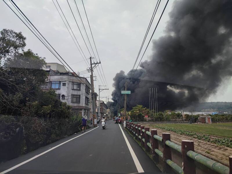 工厂发生火警,大量浓烟冒出。(图由民众提供) 工厂发生火警,大量浓烟冒出。(图由民众提供)