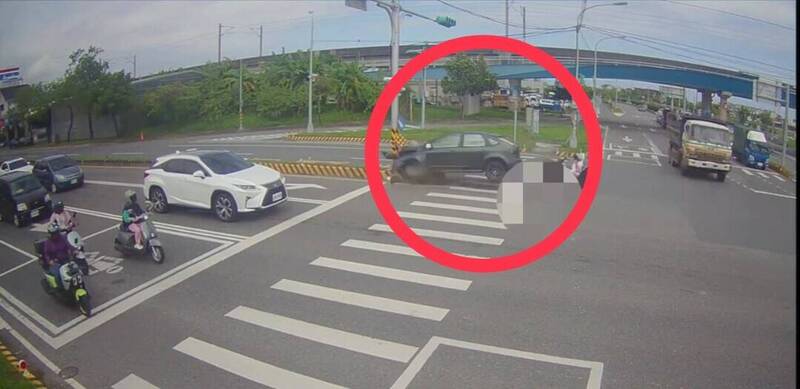 宜兰市中山路一段与环市东路一段路口2车相撞画面(红圈处)被监视器拍下。(图由警方提供) 宜兰市中山路一段与环市东路一段路口2车相撞画面(红圈处)被监视器拍下。(图由警方提供)