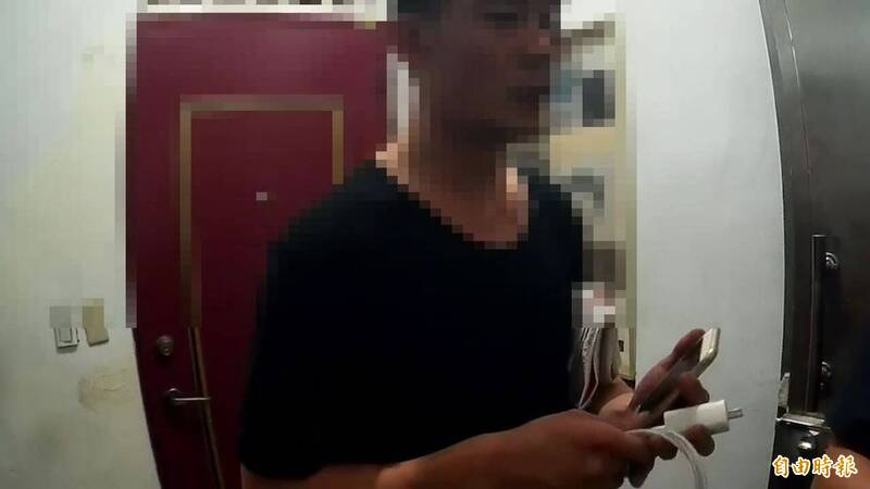 蔡男施用依托咪酯毒烟弹被警方查获。(记者姚岳宏摄) 蔡男施用依托咪酯毒烟弹被警方查获。(记者姚岳宏摄)