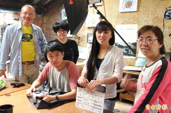「石店子69有机书店」主人卢文钧(左起依序往右)、制片谢旻岑、摄影李旻哲、导演曾馨莹、以及行政助理陈淑美,共同让「书店影院」的梦想不是梦。(记者黄美珠摄) 「石店子69有机书店」主人卢文钧(左起依序往右)、制片谢旻岑、摄影李旻哲、导演曾馨莹、以及行政助理陈淑美,共同让「书店影院」的梦想不是梦。(记者黄美珠摄)