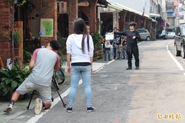 「书店影院」的8厘米短片拍摄团队直接在关西中正路上开拍,街景、放学后的顽童,统统尽收片中。(记者黄美珠摄) 「书店影院」的8厘米短片拍摄团队直接在关西中正路上开拍,街景、放学后的顽童,统统尽收片中。(记者黄美珠摄)