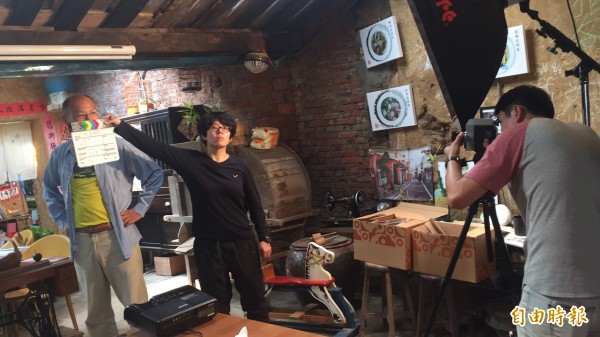 「石店子69有机书店」主人卢文钧(左)把老屋、书店、和电影结合,想要打造实体书店新的典范。(记者黄美珠摄) 「石店子69有机书店」主人卢文钧(左)把老屋、书店、和电影结合,想要打造实体书店新的典范。(记者黄美珠摄)