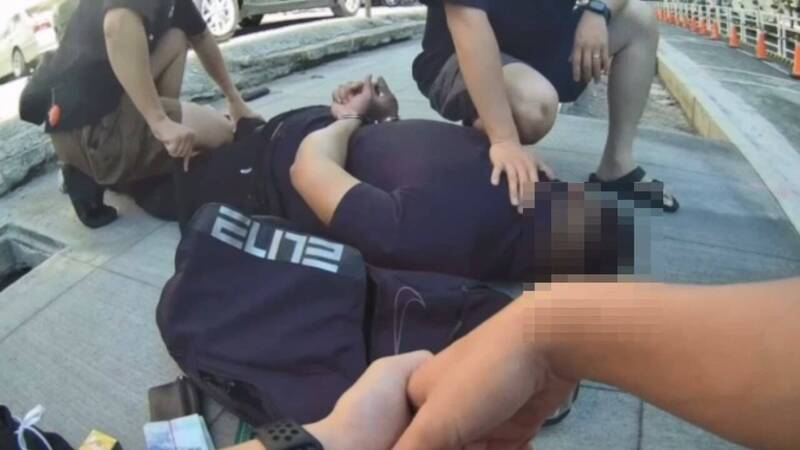 警方追逐200公尺,压制逮获徐男送办。(读者提供) 警方追逐200公尺,压制逮获徐男送办。(读者提供)