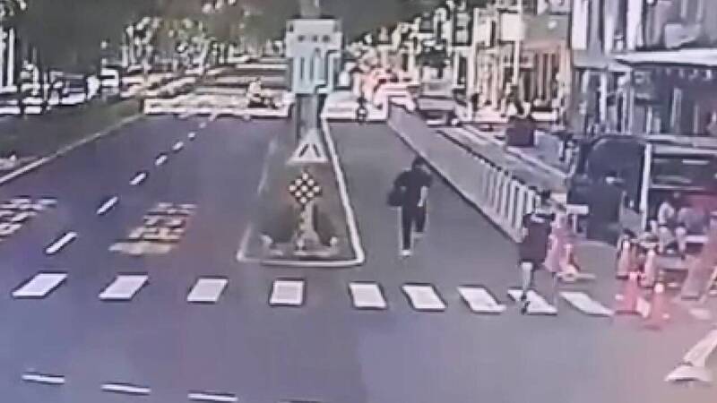警方追逐200公尺,压制逮获徐男送办。(读者提供) 警方追逐200公尺,压制逮获徐男送办。(读者提供)