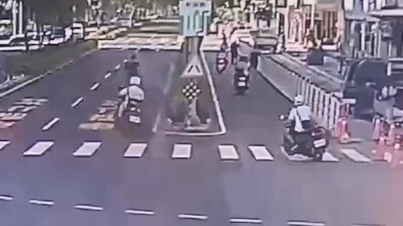 警方追逐200公尺,压制逮获徐男送办。(读者提供) 警方追逐200公尺,压制逮获徐男送办。(读者提供)