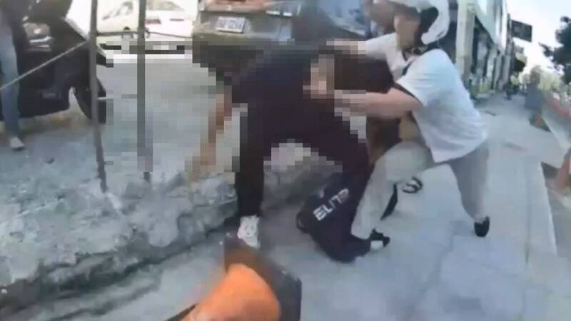 警方追逐200公尺,压制逮获徐男送办。(读者提供) 警方追逐200公尺,压制逮获徐男送办。(读者提供)