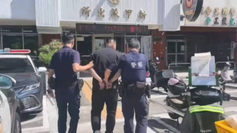 警方追逐200公尺,压制逮获徐男送办。(读者提供) 警方追逐200公尺,压制逮获徐男送办。(读者提供)
