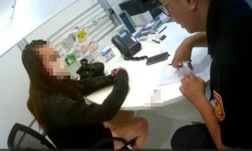 女子(左)从网路上认识自称「伊朗军人」的男子,要求汇款1000美金资助办退伍手续,她在员警劝说下才知自己差点被骗。(记者陈建志翻摄) 女子(左)从网路上认识自称「伊朗军人」的男子,要求汇款1000美金资助办退伍手续,她在员警劝说下才知自己差点被骗。(记者陈建志翻摄)