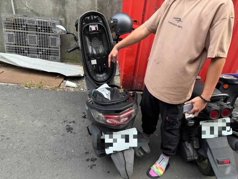 被害人机车置物箱遭掀开,现金遭窃。(民众提供) 被害人机车置物箱遭掀开,现金遭窃。(民众提供)