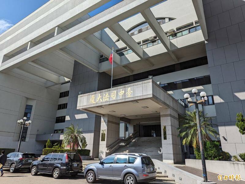 针对庄女骂中市政府经发局约聘人员「靠爸、没水准、钻老鼠洞进来」,台中地方法院判决庄女无罪。(记者张瑞桢摄) 针对庄女骂中市政府经发局约聘人员「靠爸、没水准、钻老鼠洞进来」,台中地方法院判决庄女无罪。(记者张瑞桢摄)