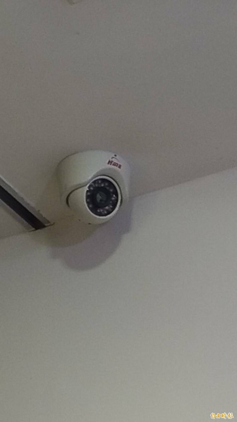 曹姓男租屋客在房门外天花板安装监视器挨告,台南地院以不符民法规定,判须拆掉监视器。(示意图,记者王俊忠摄) 曹姓男租屋客在房门外天花板安装监视器挨告,台南地院以不符民法规定,判须拆掉监视器。(示意图,记者王俊忠摄)