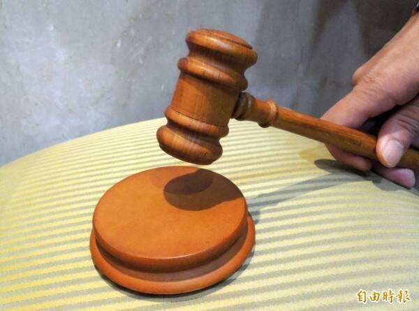 罗姓男子上包养网站约出女高中生,见面时却假冒警员白嫖,甚至拍下性侵影片,被重判9年徒刑。(情境照) 罗姓男子上包养网站约出女高中生,见面时却假冒警员白嫖,甚至拍下性侵影片,被重判9年徒刑。(情境照)