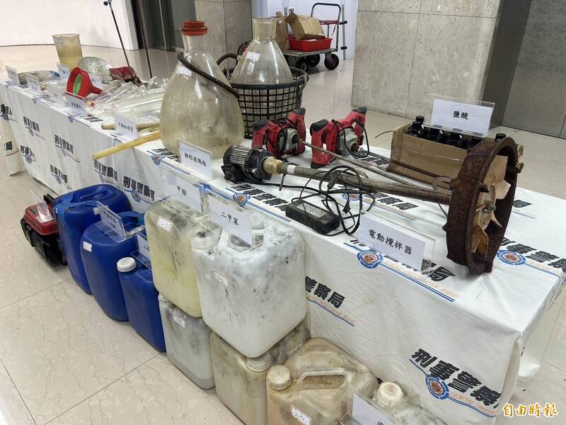 警方查扣喵喵成品、半成品及原料等共计约180公斤,以大批制毒器具。(记者邱俊福摄) 警方查扣喵喵成品、半成品及原料等共计约180公斤,以大批制毒器具。(记者邱俊福摄)