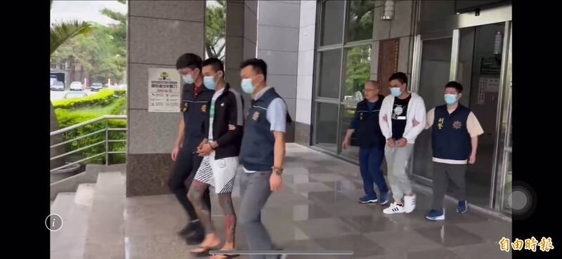 李庆龙等2人被移送检方侦办。(记者邱俊福翻摄) 李庆龙等2人被移送检方侦办。(记者邱俊福翻摄)