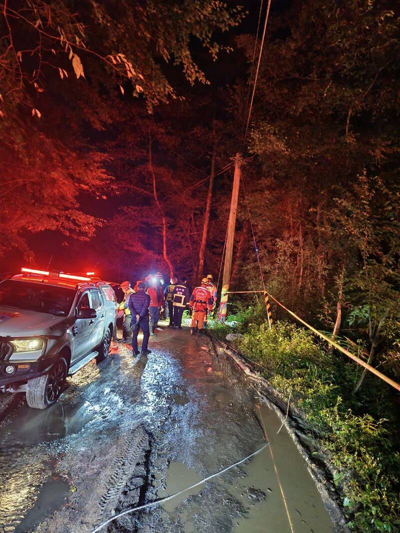 南投县仁爱乡力行产业道路18K往佳阳农路,昨发生车辆坠落山谷意外,救难人员漏夜进行救援。(南投县消防局提供) 南投县仁爱乡力行产业道路18K往佳阳农路,昨发生车辆坠落山谷意外,救难人员漏夜进行救援。(南投县消防局提供)