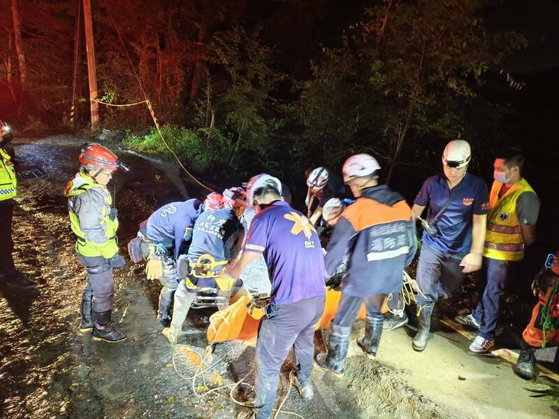 车辆坠谷后41岁黄姓驾驶被抛出车外死亡,遗体由救难人员搬运至道路,今由检警进一步相验确认死因。(南投县消防局提供) 车辆坠谷后41岁黄姓驾驶被抛出车外死亡,遗体由救难人员搬运至道路,今由检警进一步相验确认死因。(南投县消防局提供)