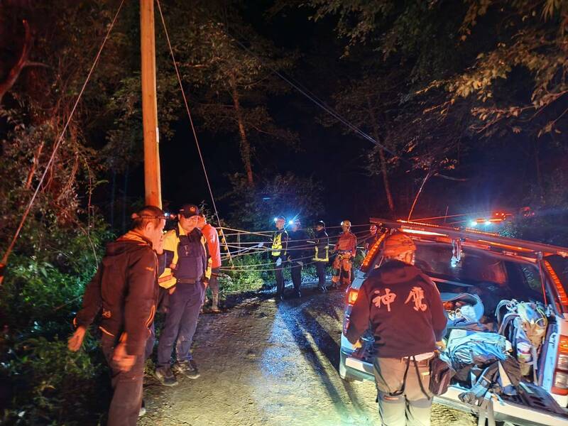 仁爱、梨山消防队及南投县神鹰山区搜救队于车辆坠谷现场进行救援。(南投县消防局提供) 仁爱、梨山消防队及南投县神鹰山区搜救队于车辆坠谷现场进行救援。(南投县消防局提供)