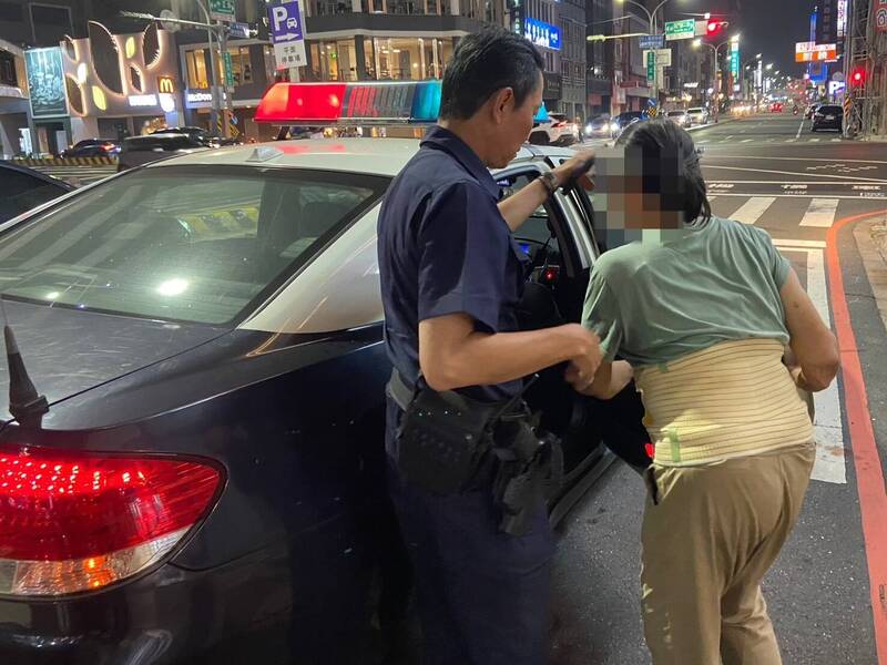 台东陈姓妇人到台南看儿子,独自外出散步却迷路,还好身上有儿子的名片,警方顺利联络上家人。(民众提供) 台东陈姓妇人到台南看儿子,独自外出散步却迷路,还好身上有儿子的名片,警方顺利联络上家人。(民众提供)