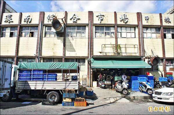 拖工阿明驾驶三轮电动板车行经环南市场汽车坡道因翻覆而骨折,他决定诉请国赔;士院认台北市市场处怠于使路面破损酿阿明受伤,昨判市场处应国赔126万多元。 图为环南市场改建前样貌。(资料照) 拖工阿明驾驶三轮电动板车行经环南市场汽车坡道因翻覆而骨折,他决定诉请国赔;士院认台北市市场处怠于使路面破损酿阿明受伤,昨判市场处应国赔126万多元。 图为环南市场改建前样貌。(资料照)