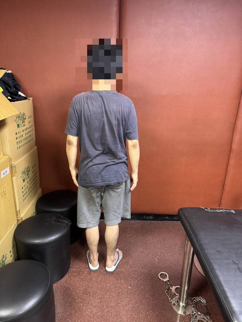 彭男至派出所否认露下体。(记者徐圣伦翻摄) 彭男至派出所否认露下体。(记者徐圣伦翻摄)