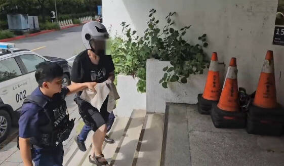 李男称自己是政大校友,甚至离谱表示只是想自己收藏不会上传,被警方依妨害性隐私及不实性影像罪移送台北地检署侦办。 (记者郑景议翻摄) 李男称自己是政大校友,甚至离谱表示只是想自己收藏不会上传,被警方依妨害性隐私及不实性影像罪移送台北地检署侦办。 (记者郑景议翻摄)