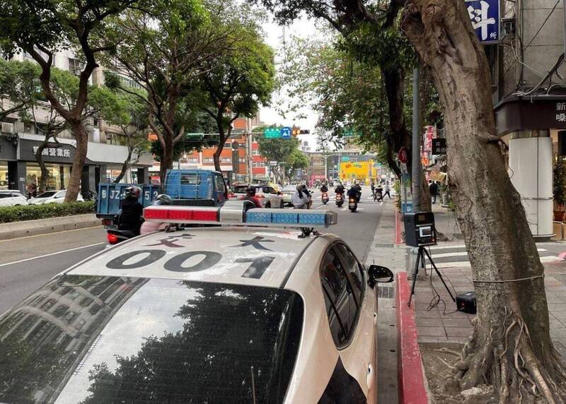 警方以移动式测速照相机取缔超速驾行为。(记者刘庆侯翻摄) 警方以移动式测速照相机取缔超速驾行为。(记者刘庆侯翻摄)