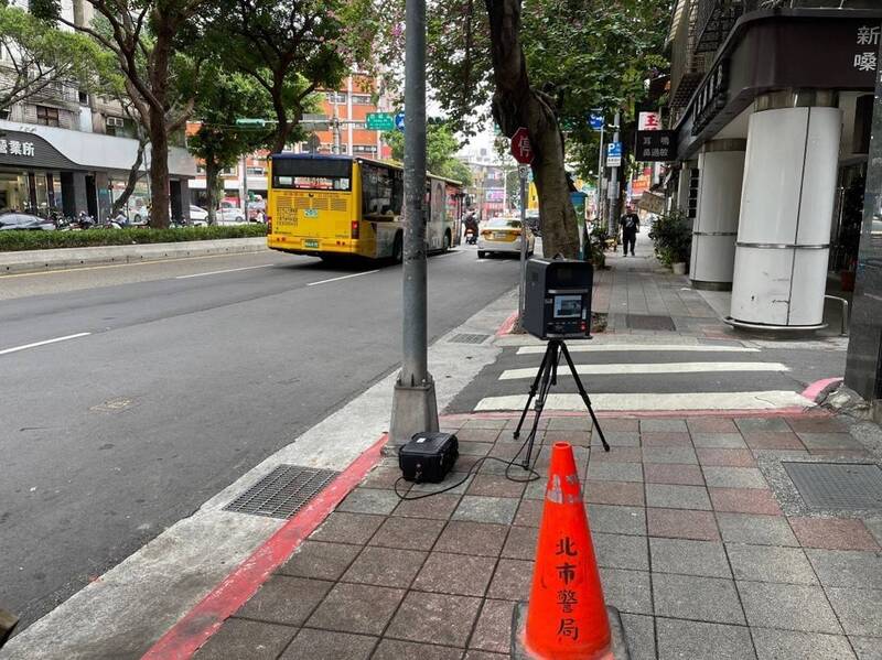 警方以移动式取缔超速驾行为。(记者刘庆侯翻摄) 警方以移动式取缔超速驾行为。(记者刘庆侯翻摄)