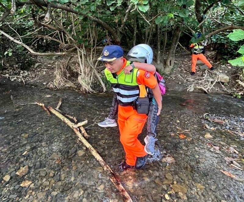 76岁老妇体力不支,经海巡人员背负脱困。(海巡署提供) 76岁老妇体力不支,经海巡人员背负脱困。(海巡署提供)