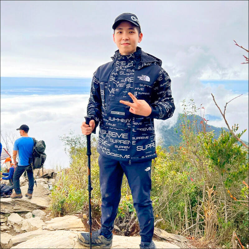 高雄律师公会副秘书长陈逸轩涉勾结诈团被收押,羁押2个月后认罪换交保。(翻摄陈逸轩脸书) 高雄律师公会副秘书长陈逸轩涉勾结诈团被收押,羁押2个月后认罪换交保。(翻摄陈逸轩脸书)