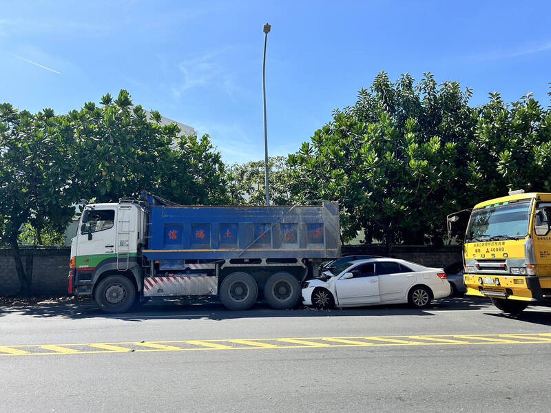 自小客一头撞入卡车后斗下,警义消协助驾驶脱困后送。(民众提供) 自小客一头撞入卡车后斗下,警义消协助驾驶脱困后送。(民众提供)