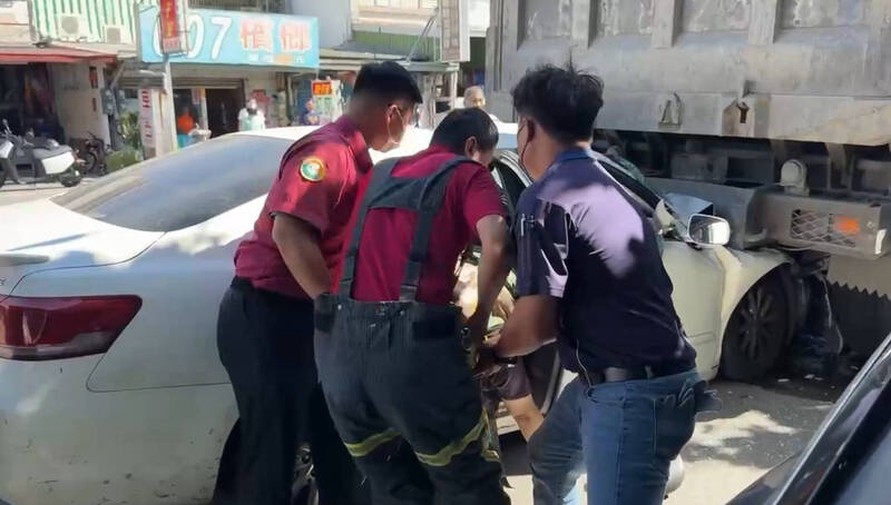 自小客一头撞入卡车后斗下,警义消协助驾驶脱困后送。(民众提供) 自小客一头撞入卡车后斗下,警义消协助驾驶脱困后送。(民众提供)