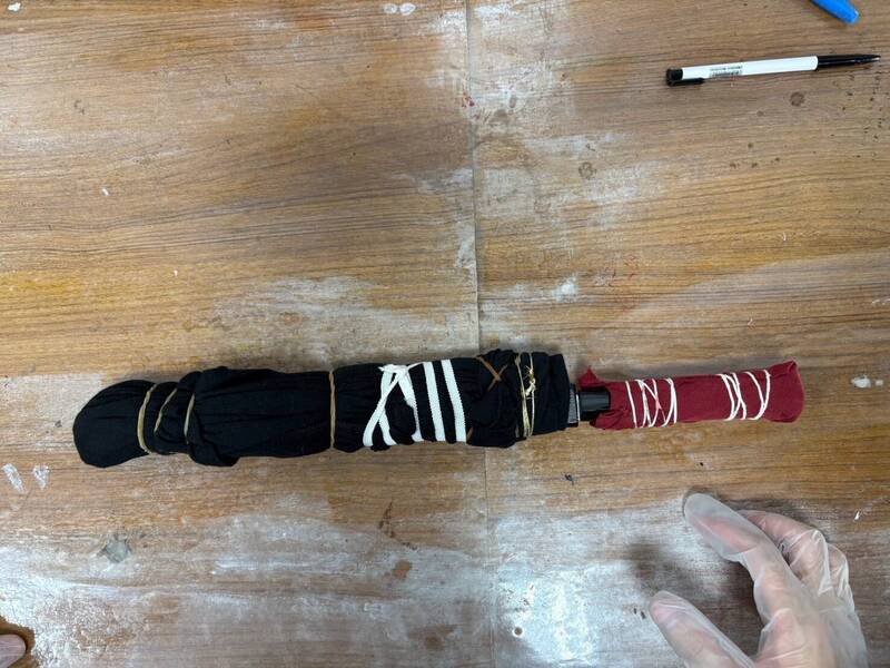 警方查扣张翁犯案的凶刀。(记者陆运锋翻摄) 警方查扣张翁犯案的凶刀。(记者陆运锋翻摄)