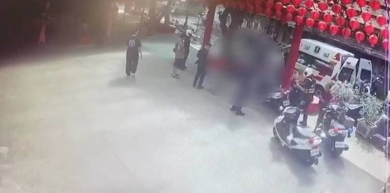 新北市中和一间土地公庙前发生持刀砍人事件,警方获报到场将嫌犯张姓老翁逮捕,并将黄男送医救治。(记者陆运锋翻摄) 新北市中和一间土地公庙前发生持刀砍人事件,警方获报到场将嫌犯张姓老翁逮捕,并将黄男送医救治。(记者陆运锋翻摄)
