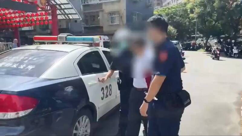 张翁因不满时常遭黄男辱骂,今早持刀砍伤黄男,警方到场将张翁带回侦办。(记者陆运锋翻摄) 张翁因不满时常遭黄男辱骂,今早持刀砍伤黄男,警方到场将张翁带回侦办。(记者陆运锋翻摄)