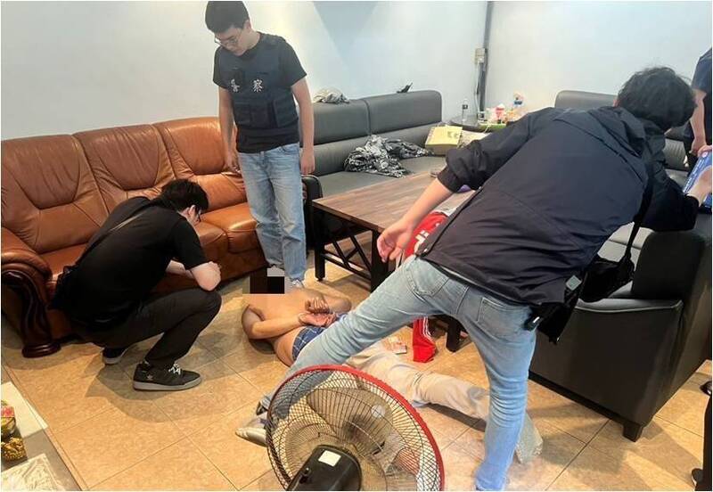 新竹县警方探查发现,毒品工厂地点竟然就在牛栏河附近民宅,因地点偏僻,而被歹徒挑中制造毒品。(警方提供) 新竹县警方探查发现,毒品工厂地点竟然就在牛栏河附近民宅,因地点偏僻,而被歹徒挑中制造毒品。(警方提供)