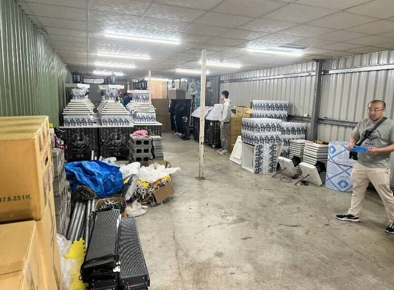 嫌犯在伪装的「礼仪社」内制毒,企图掩人耳目。(警方提供) 嫌犯在伪装的「礼仪社」内制毒,企图掩人耳目。(警方提供)