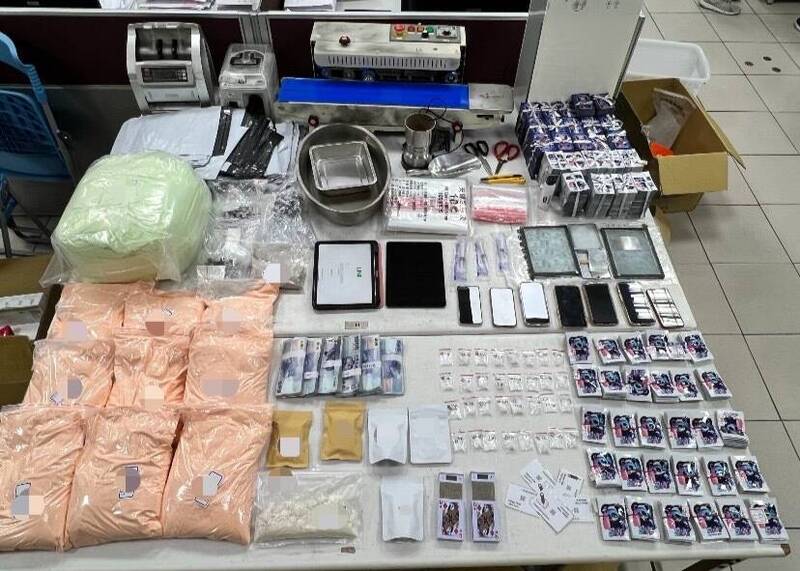 警方查扣市价上千万元的毒品、半成品、原料以及制毒器具,规模之大甚至连点钞机都有。(警方提供) 警方查扣市价上千万元的毒品、半成品、原料以及制毒器具,规模之大甚至连点钞机都有。(警方提供)
