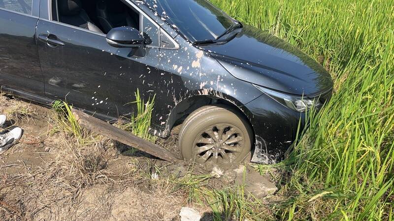 员警获报到场协助,发现驾驶李男应对时眼神闪避,直觉有异,查出李男所驾驶的丰田轿车是失窃赃车,将李男依窃盗罪嫌送办。 (图由警方提供) 员警获报到场协助,发现驾驶李男应对时眼神闪避,直觉有异,查出李男所驾驶的丰田轿车是失窃赃车,将李男依窃盗罪嫌送办。 (图由警方提供)