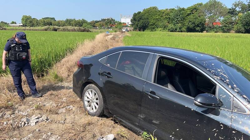 台东县29岁李姓男子,开车行经苗栗县头份市中华路,疑因路况不熟,开到田中受困。 (图由警方提供) 台东县29岁李姓男子,开车行经苗栗县头份市中华路,疑因路况不熟,开到田中受困。 (图由警方提供)