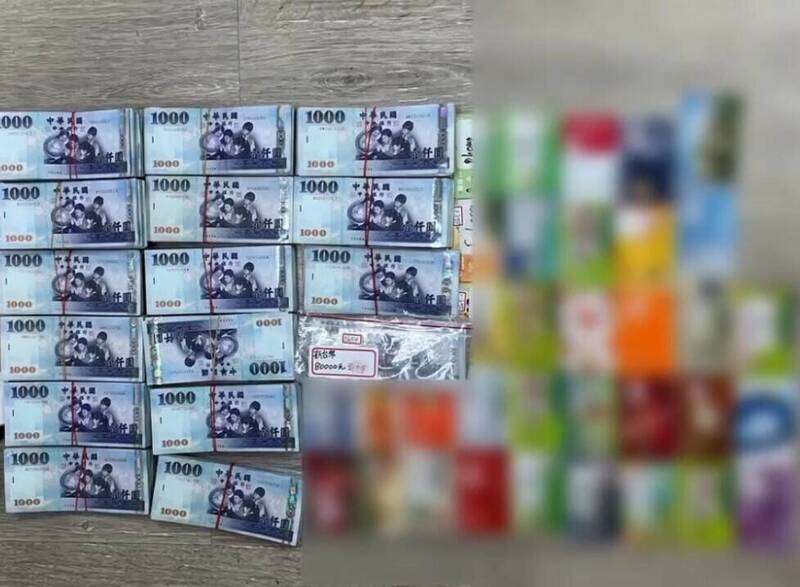 警方清点从诈骗车手身上共查获168万元赃款和人头帐户金融卡34张。(民众提供) 警方清点从诈骗车手身上共查获168万元赃款和人头帐户金融卡34张。(民众提供)