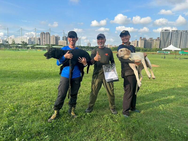 桃园市消防局搜救犬小组3只搜救犬参加「IRO国际搜救犬组织认证」考试,全数取得高级认证,通过率百分百。(桃园市消防局提供) 桃园市消防局搜救犬小组3只搜救犬参加「IRO国际搜救犬组织认证」考试,全数取得高级认证,通过率百分百。(桃园市消防局提供)