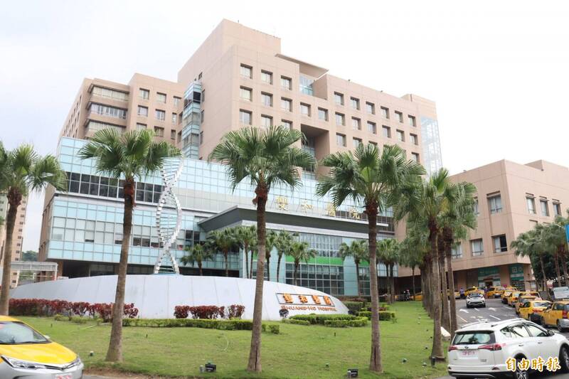 洪姓男子于2021年5月间,因确诊武汉肺炎住进新北市双和医院,怎料,他仅因被劝阻不要离开病房,竟疯狂挥刀攻击3名女护理师。(资料照) 洪姓男子于2021年5月间,因确诊武汉肺炎住进新北市双和医院,怎料,他仅因被劝阻不要离开病房,竟疯狂挥刀攻击3名女护理师。(资料照)